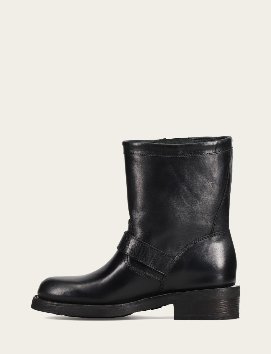 Women's Black Viv Short Engineer Boot Black - Frye